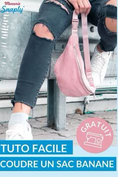 a person sitting on a bench with a pink bag in front of their feet and the words, tuto facile cour un sac banane