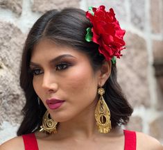 These Beautiful Mexican Earrings are made with the Mexican art form of twisting gold plated wires to create beautifully intricate works of art. Mexican Chile Earrings, Mexican Accessories, Mexican Earrings, Mexican Jewelry, Traditional Earrings, Classic Earrings, Filigree Earrings, Mexican Style, Mexican Art