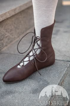 Medieval Shoes, Historical Shoes, Medieval Woman, Stefan Janoski, Ren Fair, Shoe Making, Shoes And Socks, Costume Shoes, Modern Shoes