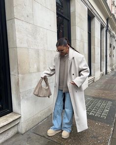 February Aesthetic Outfit, Negative Weather Outfit, Mild Winter Outfits, Winter Outfits London Cold Weather, Green Trenchcoat Outfit, Mid Size Autumn Outfits, Styling Cardigans Ideas, Nyc September Outfit, Fall 24/25 Trends