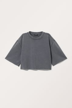 An oversized crop top crafted from a soft cotton and recycled polyester terry. It features a round neckline, slightly dropped shoulders, elbow-length sleeves, and a straight cut hemline. Oversized fit.Cropped length.Elbow-length sleeves. Oversized Crop Top Outfit, Dark Grey Crop Top, Oversized Crop Top, Cropped Tee Shirt, Grey Crop Top, Western Rodeo, Short Coat Jackets, Crop Top Outfits, Oversized Top