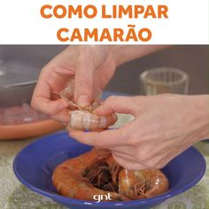 two hands holding shrimp in a blue bowl with the words como limpar camarao