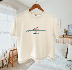 Please read description before purchasing. 100% cotton Comfort Color brand shirts. This is the cropped boxy tee style. Cute surf board and sun tee. Customize it with any text you would like or with no text at all. Printed with water-based ink. Please note, for an oversized look, we suggest to size up 1-3 sizes depending on how oversized you would like it. These shirts run like standard unisex tees. Please see size chart. We are hooked on the soft vintage feel of Comfort Colors brand shirts and w Cute Tshirts Women, Tee Shirts Aesthetic, T Shirts Design Ideas, Summer Tshirts Women, Beach Tshirt, Cute Tees, Cropped Tshirt, Cute Tshirt, Shirts Oversized