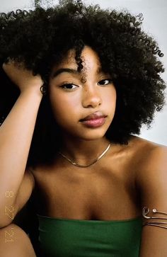 Mixed Women With Curly Hair, Afro Hair Black Women, Styles For Afro, Natural Long Black Hair, Afro Fringe, Ebony Hairstyles, Dominican Women Hairstyles, Afro Line Up, Aesthetic Afro