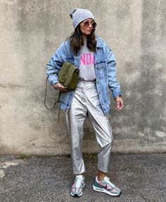 Silver Pink Outfit, How To Style Silver Pants, Pink Denim Outfit, Coat Aesthetic, Streetwear Fashion Urban, Pink Pant, Silver Pants, Street Style Edgy, Power Dressing