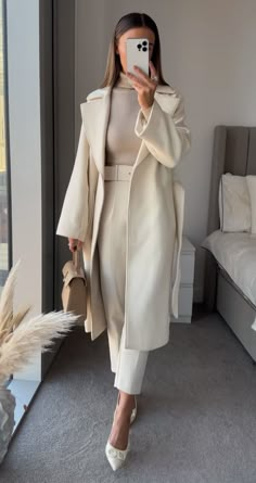 Outfit Minimalista, Workwear Capsule Wardrobe, Capsule Wardrobe Outfits, Chique Outfits, Stil Elegant, Classy Work Outfits, White Coat, Looks Chic