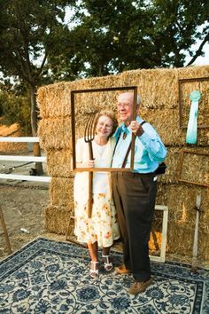 Decor Photobooth, Diy Wedding Photo Booth, Photo Booth Backdrop Wedding, Crazy Wedding, Dance Decorations, Booth Backdrops, Barn Parties, Barn Dance, Barn Wedding Decorations