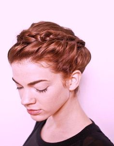 Find out how to master the art of the halo hairstyle and transform your hair into a beautiful and elegant statement. Halo Braid Short Hair, Holiday Hair Tutorial, Braid Short Hair, Nye Hairstyles, Halo Braid, Gorgeous Braids, Short Hairdos, Short Brown Hair