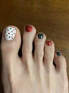 Christmas Toenail Ideas, Toe Nails Christmas, Modele Thonjsh, Red Christmas Toe Nails, Red And Green Toe Nails, Christmas Toes Nails Designs, Nails Design For Christmas, Christmas Toe Nail Designs Toenails, Holiday Pedicure Ideas