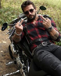 Biker Style Men, Bad Boy Style, Badass Outfit, Biker Aesthetic, Biker Men, Biker Outfit, Biker Style, Beard Styles, Good Looking Men