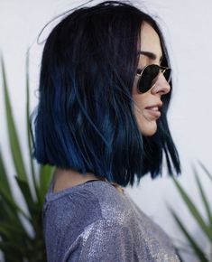 coiffure femme, coupe de cheveux mi longs pour femme, couleur de cheveux violet foncé avec pointes bleu foncé Ombre Bob Hair, Short Blue Hair, Dark Ombre Hair, Black Hair Ombre, Trendy We Fryzurach, Underlights Hair, Ombre Hair Blonde