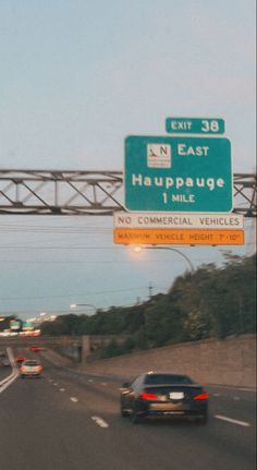 an exit sign for the east and hauppauge freeway