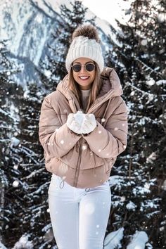 Snow Outfits For Women, Winter Vacation Outfits, Winter Outfits Snow, Snow Photoshoot, Winter Travel Outfit, Stylish Winter Outfits, Trendy Outfits Winter, Winter Photoshoot, Winter Fashion Outfits Casual