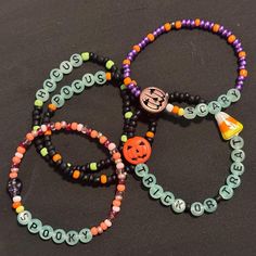 Halloween Bracelets Ideas, Nightmare Before Christmas Bracelet, Friendship Bracelets Halloween, Halloween Bracelet Ideas, Bracelet Organizer, Holiday Bracelets, Beaded Braclets, Bracelet Diy