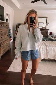 Athleisure Outfits For College, Workout Chic Outfit, Muscle Mommy Outfits Casual, Cute Fall Athleisure Outfits, Work Athleisure Outfits Summer, Everyday Athleisure Outfits, Chilly Summer Night Outfit, Feminine Athleisure Style, Mom Lounge Wear Outfit