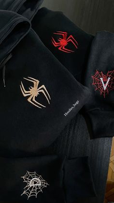 Hoodies personalizados parejas en bordado Hoodie Embroidery Ideas Men, Spiderman Embroidery, Hoodie Couple, Spiderman Gifts, Gift Box For Men, Cute Date Ideas, Matching Hoodies, Stylish Hoodies, Embroidery Hoodie