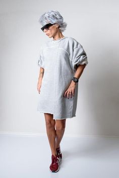 *Extra Long Sleeves*Oversized Fit*Dropped Shoulder*Model is 1.64cm (5ft 3") tall, 50 kg (110Lbs) and wears size Small*Please, have in mind that there are elements in the garment that are not hemmed, on purpose!SIZE CHARTSIZE XS US/Canada 2 UK 4 Europe 32 Australia 6 Japan 5Bust: around 33 in/84 cmWaist: around 26 in/66 cmHip: around 35.5 in/90 cmApprox height: 5'7"/170 cmSIZE S US/Canada 4/6 UK 6/8 Europe 34/36 Australia 8/10 Japan 7/9Bust: around 35 in/88 cmWaist: around 28 in/70 cmHip: around Oversized Grey Sweater, Creative Clothes, Oversize Pullover, Womens Sweatshirts, Stocking Fillers For Her, Extra Long Sleeves, Glamorous Style, Sweater Grey, Sweater Jumper