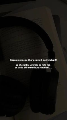 headphones sitting on top of an open book with the caption in spanish above it