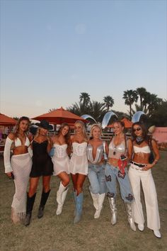 Coachella Theme Party Outfits, Main Character Outfit, Reading Festival Outfits, Cold Festival Outfit, Coachella Festival Outfit, Mode Coachella, Summer Music Festival Outfits