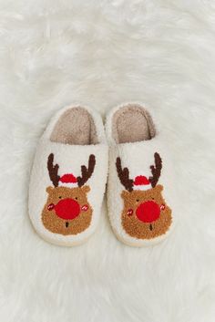 Cozy Christmas slippers with a cute rudolph face Fall Sneakers Outfit, Diy Winter Crafts, Reindeer Slippers, Faux Fur Top, Fall Sneakers, Christmas Slippers, Faux Fur Slides, Fur Top, Preppy Christmas