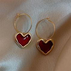 Our sweet heart-shaped dangling earrings add a touch of romance to any look. Carefully crafted, they feature a delicate heart that swings from a dainty hoop, making them lightweight and comfortable for all-day wear. A versatile choice, they're ideal for special occasions or to elevate your everyday look. They also make a thoughtful gift for someone special. These earrings are sure to become a staple in your jewelry collection. Material: Metal. Pearl Market, Heart Drop Earrings, Jewelry Lookbook, Trendy Earrings, 가을 패션, Heart Studs, Heart Earrings Studs, Jewelry Inspo, Dream Jewelry