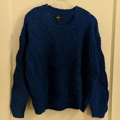 A Blue Knit Sweater Wool Sweater Outfit, Dark Sweater, Dark Blue Sweater, Christmas Clothes, Blue Knit Sweater, Sweater Oversize, Clothes Style, S Crew, Blue Sweater