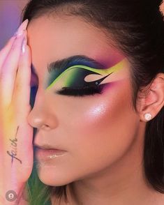 Edgy Eye Makeup, Artsy Makeup, Makeup Ojos, Hand Makeup, Face Art Makeup, Crazy Makeup