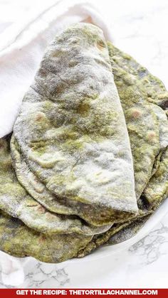 A stack with spinach tortillas on a white plate Sweet Empanada Dough Recipe, Empanada Dough Recipe, Spinach Tortillas, Empanadas Recipe Dough, Vegetarian Empanadas, Empanada Dough, Healthy Tortilla, How To Make Spinach, Spinach Tortilla