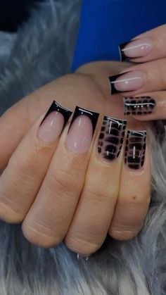 Black Medium Nails Acrylic, Nail Design Small Nails, Shirt Black Nail Designs, Cute Medium Length Nails Acrylic, Short Black Acrylics With Design, Short Acrylic Birthday Nails Designs, Black Design Nails Square, Short Acrylic Nails Cross, Dark French Tip Nails Square