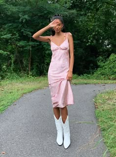 Midi Dress Pictures, Mid Length Floral Dress, Slip Dress Floral, Casual Pink Dress Outfit, Cute Midi Summer Dresses, Pink Dress With Sneakers, Casual Winery Outfit Spring, Midi Dress With Cowboy Boots, Pink Summer Dress Outfit