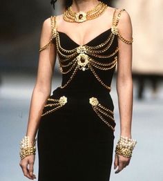 Black Dress With Gold Chains, Black Outfit Party, Black Dress 90s, Outfit Essentials, Runway Outfits, Chain Dress