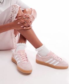 Adidas Gazelle Indoor Outfit, Adidas Originals Gazelle, Adidas Branding, Save Outfits, Outfit Pink, Leggings Sale, Victoria Secrets, White Trainers