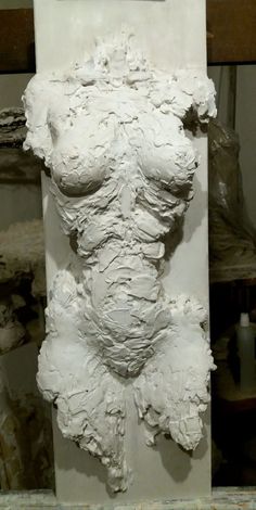 a white sculpture is shown in the middle of a room