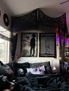 Bedroom Ideas Emo, Emo Bedroom Ideas, Goth Room Aesthetic, Goth Room Ideas, Emo Bedroom, Emo Room, Goth Room, Room Revamp