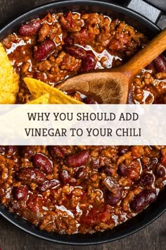 chili and cornbreads in a skillet with the words why you should add vinegar to your chili