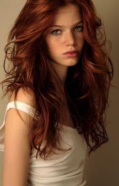 Red hair beauty - Love this hair style Freckles Beauty, Red Hair And Blue Eyes, Dark Red Hair Color, Natural Red Hair, Dark Red Hair, Long Layered Haircuts, Hair Crush, Christina Hendricks