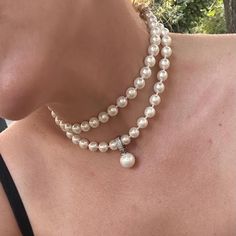 This delicate and elegant piece of jewelry - Long Pearl Necklace - is made for those who appreciate exquisite minimalism. The transforming pearl necklace is distinguished by its versatility and ability to adapt to any look. It can be worn as a long pearl necklace or in the style of a Y-shaped lariat jewelry, adding a layered effect to the look. The delicate pearls emphasize tenderness and elegance, making it the perfect accessory for a bride who wants to add a touch of classic luxury to her wedd Elegant Beaded Necklace, Long Pearl Necklace, Dainty Pearl Necklace, Convertible Necklace, Necklace With Pendant, Long Pearl Necklaces, Jewelry Elegant, Mother Of Pearl Necklace