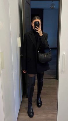 Total Black Outfit, Australian Winter, Autumn Outfit Ideas, Over The Knee Boot Outfit, Oversize Jacket, Cute Autumn, Cold Outfits, Classy Work Outfits, Total Black