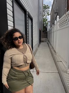 Mid Size Tube Top Outfit, Cute Outfit Ideas For Bigger Women, Summer Outfit Inspo Plus Size, Plus Size Outfits Streetwear, Beige Skirt Outfit Summer, Baddie Plus Size Outfits, Baddie Outfits Plus Size, Mid Size Fashion Summer