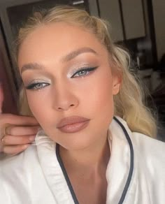 Gigi Hadid Makeup, Silver Makeup, New Year's Makeup, New Years Eve Makeup, Prom Eye Makeup, Celebrity Makeup Looks, Formal Makeup, Makijaż Smokey Eye