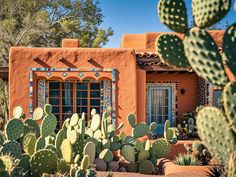 A bohemian adobe house with colorful tiles and a cactus garden, Santa Fe style. Adobe Homes Exterior, Small Adobe House, Bohemian House Exterior, Desert Home Exterior, Arizona Houses, Adobe Houses, Southwest House, Adobe Homes, Arizona Homes