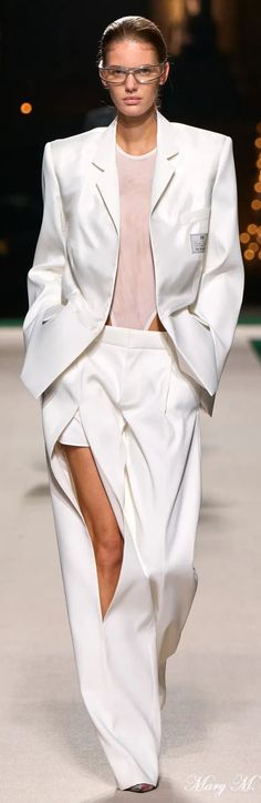 #VictoriaBeckham #Spring2025RTW #Fashionrunway Fashion 2025, Victoria Beckham Style, All White Party, Outer Wear, White Room, White Party, Tall Women, Victoria Beckham, Autumn Summer