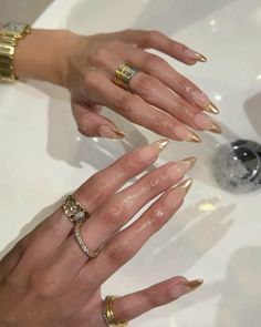 #goldnails #frenchtips #goldfrenchtips #goldnails #gold #metallic #holidaynails #decembernails #nyenails #almondnails #goldjewelry Gold Ring Inspo Aesthetic, Madison Beer Jewelry, Paznokcie Hello Kitty, Gold Chrome Nails, Nagellack Trends, Golden Nails, Nagel Tips