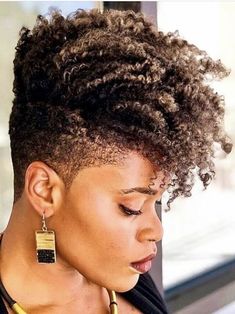 Crochet Braids With Shaved Sides, Tapered Natural Hair Cut, Short Natural Haircuts, Cabello Afro Natural, Braids With Shaved Sides