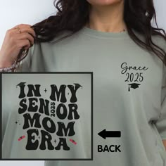 In My Senior Mom Era Comfort Colors T-shirt is the perfect shirt for the mom of a 2025 graduate! In the personalization box, enter the name and year of your senior for the front pocket personalization (Ex: Grace, 2024) This shirt runs true to size.  If you want an oversized look, please order one size up.  If you want the oversized dress look, please size up two sizes. Short Sleeve: This is made with a 1717 Comfort Colors, garment-dyed t-shirt. Made with 100% ring-spun cotton, soft-washed, and g Mom Of A Senior Shirt, Senior Living Tshirt, Senior Parent Night Outfit, Senior Mom Shirts 2025, Senior Mom 2025, Graduation Gift Short Sleeve T-shirt With Text Print, Short Sleeve Text Print T-shirt For Graduation, Graduation Gift Text Print T-shirt, School Spirit Tops With Letter Print For Graduation