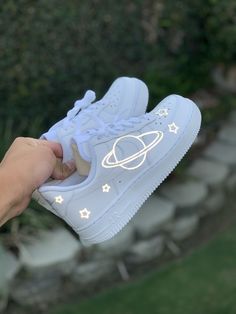 Nike 2020, Custom Shoes Diy, Trendy Shoes Sneakers, White Nike Shoes, Nike Shoes Girls, Preppy Shoes, Jordan Shoes Girls, Jaden Hossler, Custom Nike Shoes