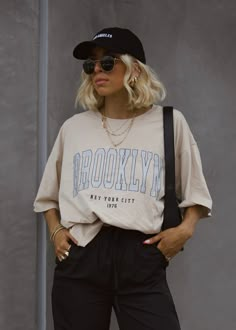 Brooklyn NYC Graphic Tee Zutter Beige Graphic Tee Outfit, 62 Degree Weather Outfit Spring, Spring Fashion Australia, Beige Tee Outfit, Outfits With Graphic Tees, Tshirt Outfits Women, Vintage Tee Outfit, Black Tee Outfit, Black Sweatpants Outfit