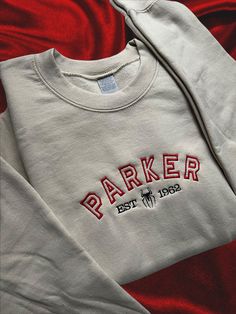 Parker EST 1962 Embroidered Crewneck in a vintage sand color and a shiny satin stitching. Adult Unisex Sizes S-2XL 50% Cotton & 50% Polyester Washing instructions: -Machine wash cold  -Dryer low heat  -Don't iron or bleach Spiderman Gifts, Embroidery Clothing, Spiderman Theme, Marvel Clothes, Embroidery Sweater, Embroidery Sweatshirt, The Spider, Looks Street Style, Cute Sweatshirts