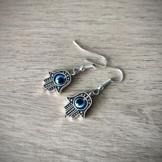 Hamsa Hand Earrings,Silver Hamsa Hand,Evil Eye Earrings,Yoga,Drop Earrings,Dangle Earings,Boho Jewelry,Woman,Girl,Protection,Meditation Earrings size: 37 mm Estimated shipping times United States: 3-5 weeks North America: 3-5 weeks Europe: 9-18 business days I'll do my best to meet these shipping estimates, but cannot guarantee them. Actual delivery time will depend on the shipping method you choose. Pet Collar Charms, Hand Earrings, Earrings Diy Handmade, Hand Evil Eye, Hamsa Earrings, Hamsa Jewelry, Clip On Charms, Evil Eye Earrings, Eye Earrings