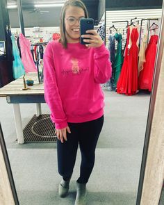 When it feels like -15 outside you wear the warmest sweatshirt you can find!❤️ #boutique #womensclothing #fashion #freeshipping #iowa #pink #leggingsoutfit #styleideas Gildan Sweatshirt, Sweatshirt Fabric, Gildan Sweatshirts, Iowa, Crewneck Sweatshirt, Winter Outfits, Pineapple, Fall Outfits, Crew Neck Sweatshirt